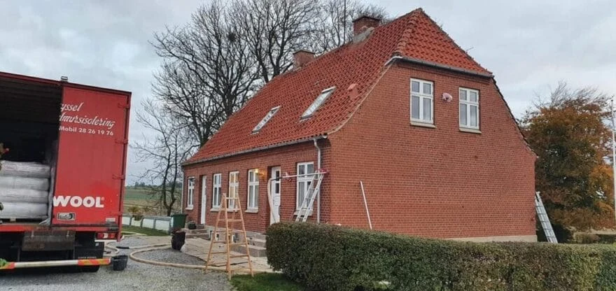 Murværk isoleres på rødt teglhus